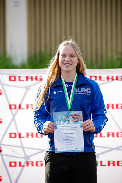 DLRG, Wettkampf, Rettungssport, Landesverbandsmeisterschaften 2026 13.06.2026 | Bedburg, Deutschland - June, 13: Siegerehrung der AK17/17 weiblich der Landesverbandsmeisterschaften 2026 im MonteMare Bedburg. Platz 1: Katharina Janssen (DLRG OG Hochneukirch). (Foto: Benedikt Lang (DLRG) - Realisiert mit Pictrs.com