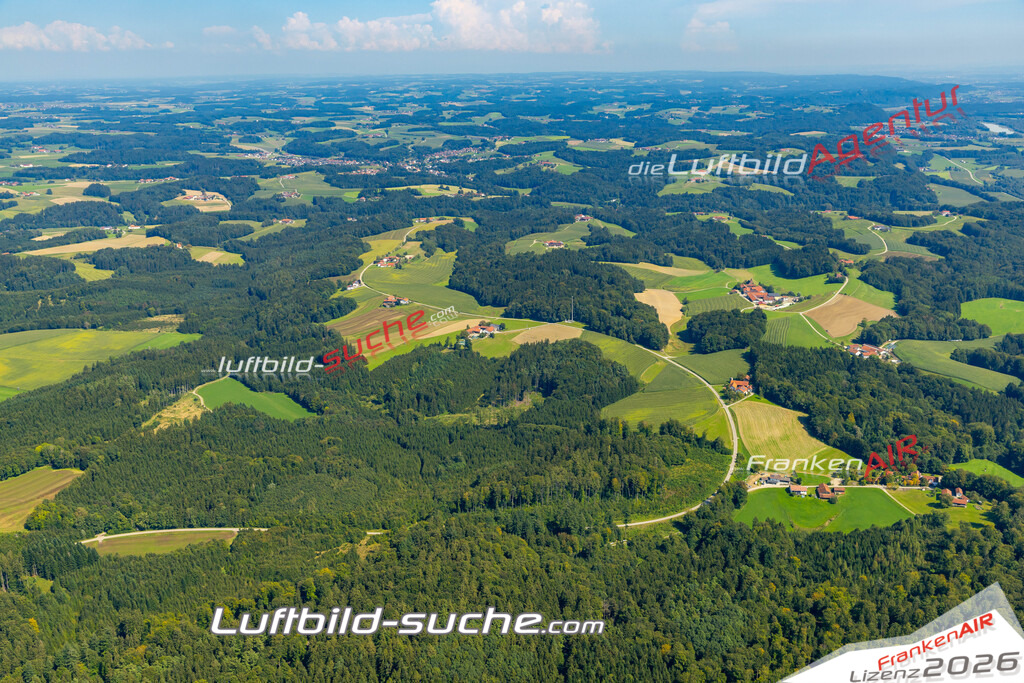 Das Luftbild zeigt : Berg Reischach - Die Luftaufnahme wurde 2024 vom UL-Flugzeug aus erstellt ( keine Drohne ) - Hochauflösende Luftaufnahme - Für grossformatige Ausdrucke geeignet. Die Geschenkidee !Mit Lizenz und Bildrechte bestellbar