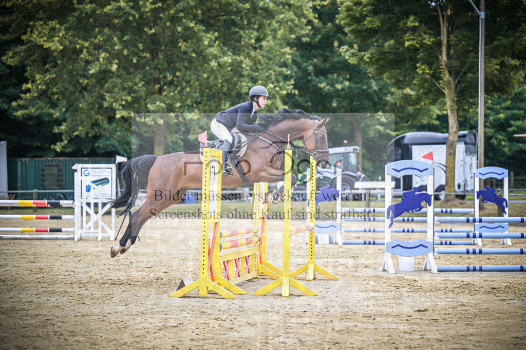 DOS_2317 | Entdecke hochwertige Reitturnierfotos von Foto Oger. Professionell, emotional und authentisch – jetzt Lieblingsmomente im Shop bestellen.Deutschlandweite Turnierfotografie. - Realisiert mit Pictrs.com