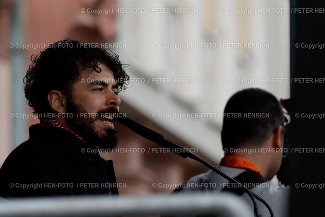 Ostermarsch 2025 | 21.04.2025 Demo und Kundgebung in Frankfurt zur Abschlusskundgebung zu Thema "Friedensfähig statt kriegstüchtig!" auf dem Römerberg für Frieden - hier Redner Norbert Birkwald (VVN-BdA) - Palästina - Stop der Waffenlieferungen (Foto: Peter Henrich) - Realisiert mit Pictrs.com