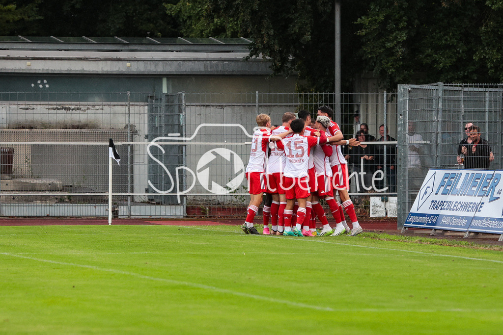 SV Wacker Burghausen - FC Bayern Amateure | Jubel der Bayern der fruehen Fuehrung durch Lovro ZVONAREK (FCB #8) zum 0-1