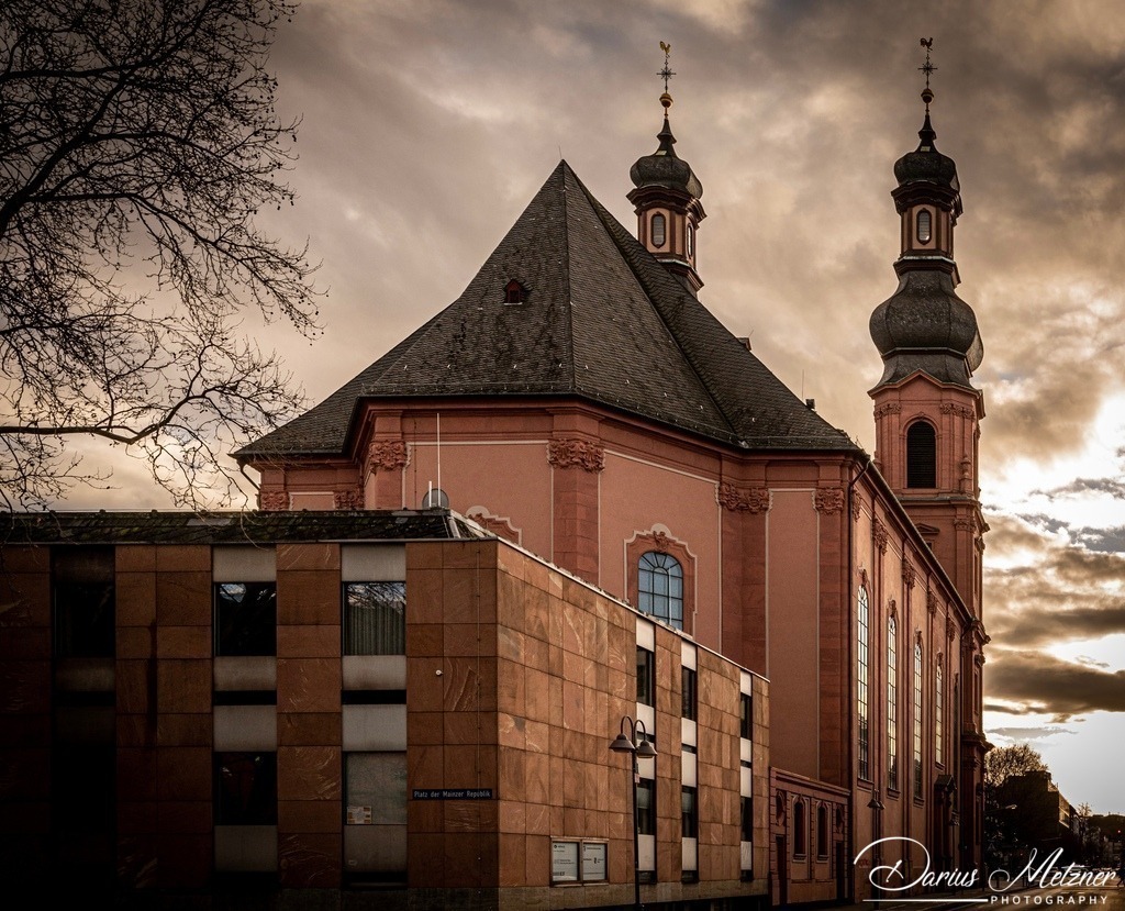 St. Peter in Mainz | Die St. Peter Kirche in Mainz am Rhein. Aufgebaut, abgerissen, versetzt. Die Historie der Pfarrkirche St. Peter mit den Zwiebelturmzwillingen ist bewegt. Sie ist eine der ältesten Kirchen von Mainz und wurde 1989 nach mehr als zehnjähriger Restaurierung für die Gemeinde wieder eröffnet.