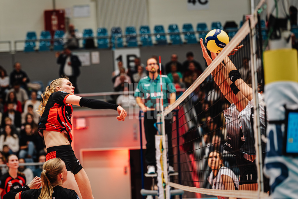 Volleyball | Frauen | Saison 2025/2026 | Volleyball Bundesliga | ETV Hamburger Volksbank Volleys vs. Dresdner SC | 15.11.2025 | Alexa Sophie Thaden (#15, ETV Hamburger Volksbank Volleys) beim Angriff