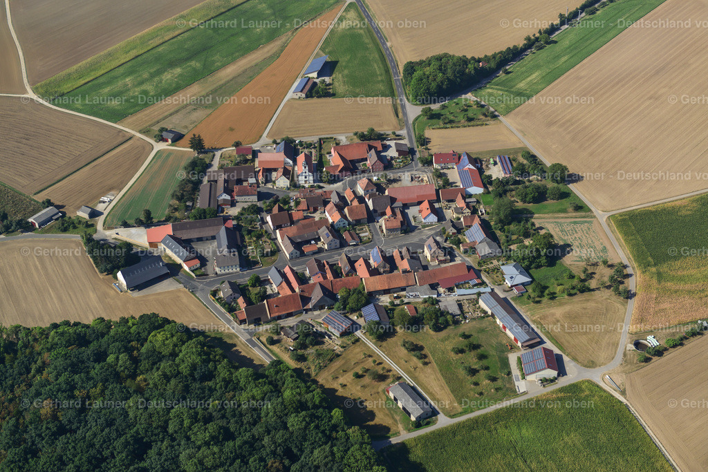3650440 | BURGERROTH 13.09.2016 Ortsansicht am Rande von landwirtschaftlichen Feldern und Nutzflächen  in Burgerroth im Bundesland Bayern, Deutschland // Village view on the edge of agricultural fields and land  in Burgerroth in the state Bavaria, Germany Foto: Gerhard Launer