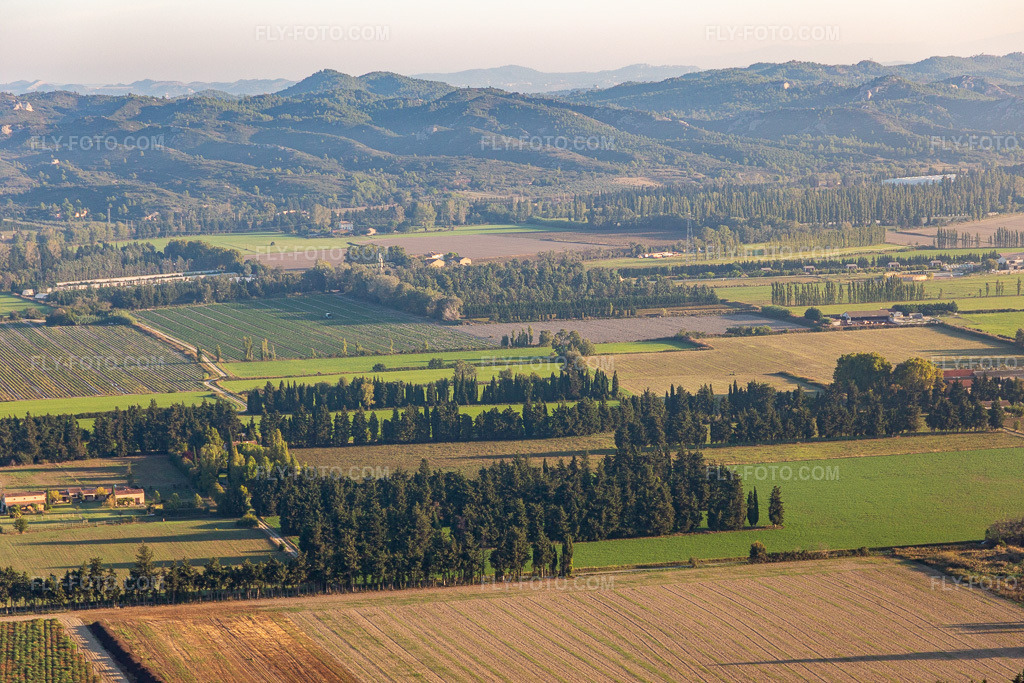 Aerial view: Wind-protected fields in Tarascon in the state Bouches du Rhone, France. – Photo: IMG_129582.jpg taken on 09/23/2021 by Werner Riehm/FLY-FOTO.com – Resolution of the original: 5472 x 3648 px