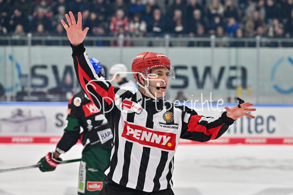 Augsburger Panther - Adler Mannheim | im Bild Hauptschiedsrichter Christopher SCHADEWALT / freisteller / Einzelfoto / DEL: Augsburger Panther - Adler Mannheim, Curt Frenzel Stadion am 26.12.2024