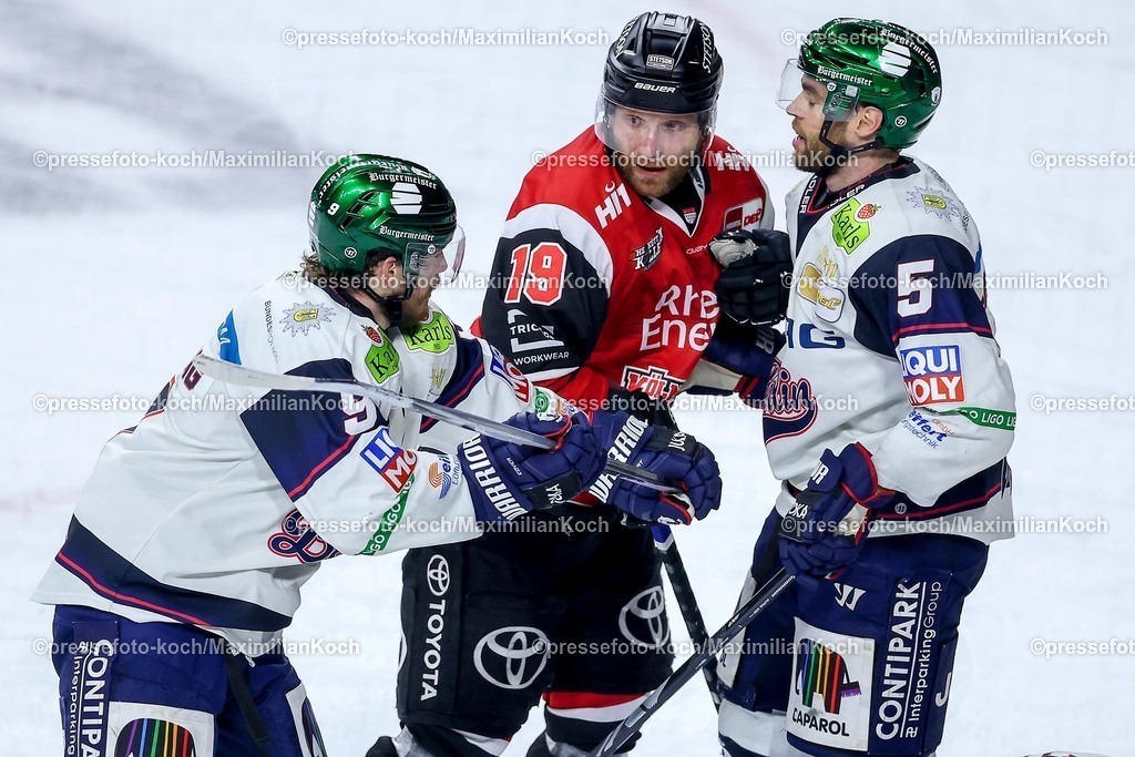 KEC20042601075 | 20.04.2026, Eishockey, DEL Halbfinale Play-Offs, Kölner Haie - Eisbären Berlin, Spiel 6, Lanxess-Arena Köln: Frederik Storm (Kölner Haie #19) im Handgemenge mit  Mitch Reinke (Eisbären Berlin #05) und Ty Ronning (Eisbären Berlin #09) 