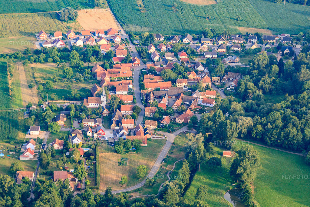 Vue aérienne: Vue de la ville depuis le nord à Kauffenheim dans le département Bas Rhin, France – .Photo: IMG_30584.jpg prise le 09/07/2010 par Werner Riehm/FLY-FOTO.eu – Résolution de l'original: 4514 x 3009 px