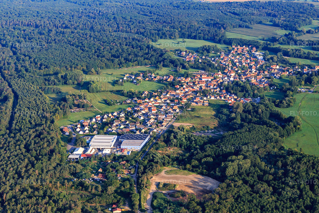 Vue aérienne: Vue de la ville depuis le sud-est à Mertzwiller dans le département Bas Rhin, France – .Photo: IMG_138074.jpg prise le 19/08/2023 par Werner Riehm/FLY-FOTO.eu – Résolution de l'original: 5472 x 3648 px