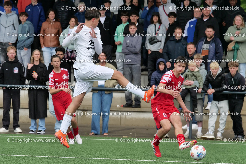 Fußball : C-Junioren : Aufstieg Regionalliga West : SUS 09 Dinslaken - Vfb 03 Hilden am 04.06.2026 in Dinslaken | Fußball : C-Junioren : Aufstieg Regionalliga West : SUS 09 Dinslaken (rotr Trikots)- Vfb 03 Hilden (weiße Trikots) am 04.06.2026 in Dinslaken - Realisiert mit Pictrs.com