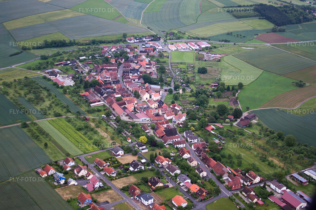Luftbild: Ortsansicht von Westen im Ortsteil Weyersfeld in Karsbach im Bundesland Bayern in Deutschland. Foto: IMG_66000.jpg vom 30.05.2014 durch Werner Riehm/FLY-FOTO.de