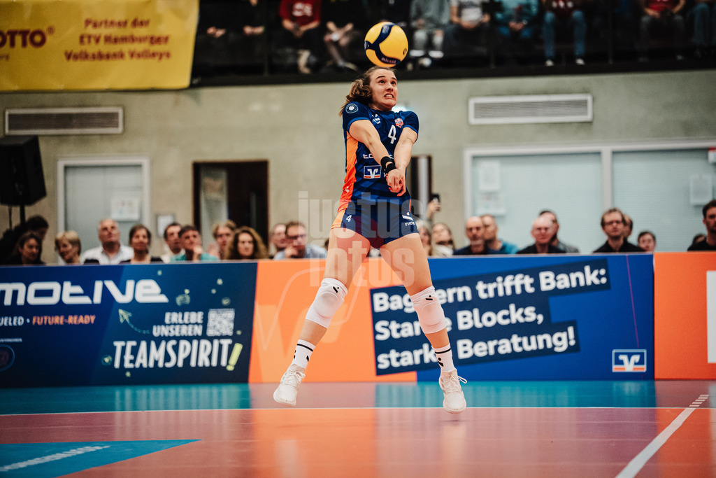 Volleyball | Frauen | Saison 2025/2026 | Volleyball Bundesliga | ETV Hamburger Volksbank Volleys vs. Ladies in Black Aachen | 29.10.2025 | Sarah Stiriz (#4, ETV Hamburger Volksbank Volleys) bei der Annahme