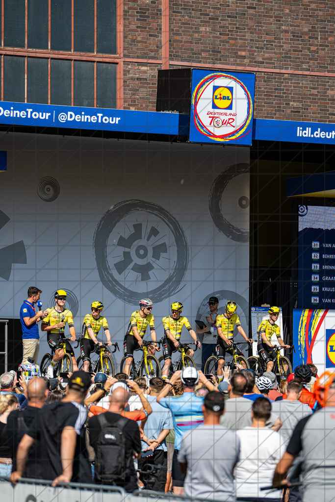 DeutschlandTour 2025 | Etappe 1 - Essen (Start) | Team Visma | Lease a Bike//  21.08.25: DeutschlandTour 2025 | Etappe 1 - Essen (Start) / Essen / Deutschland  //   CREDIT:www.bullenfotos.de, Martin König, Hörner Weg 40, D-49078 Osnabrück, +4917663732967 // Nutzung und Weitergabe nur zu den vereinbarten Zwecken. Presseanfragen an Ersteller. Alle Rechte beim Ersteller. Honorierung nach MFM. - Realisiert mit Pictrs.com
