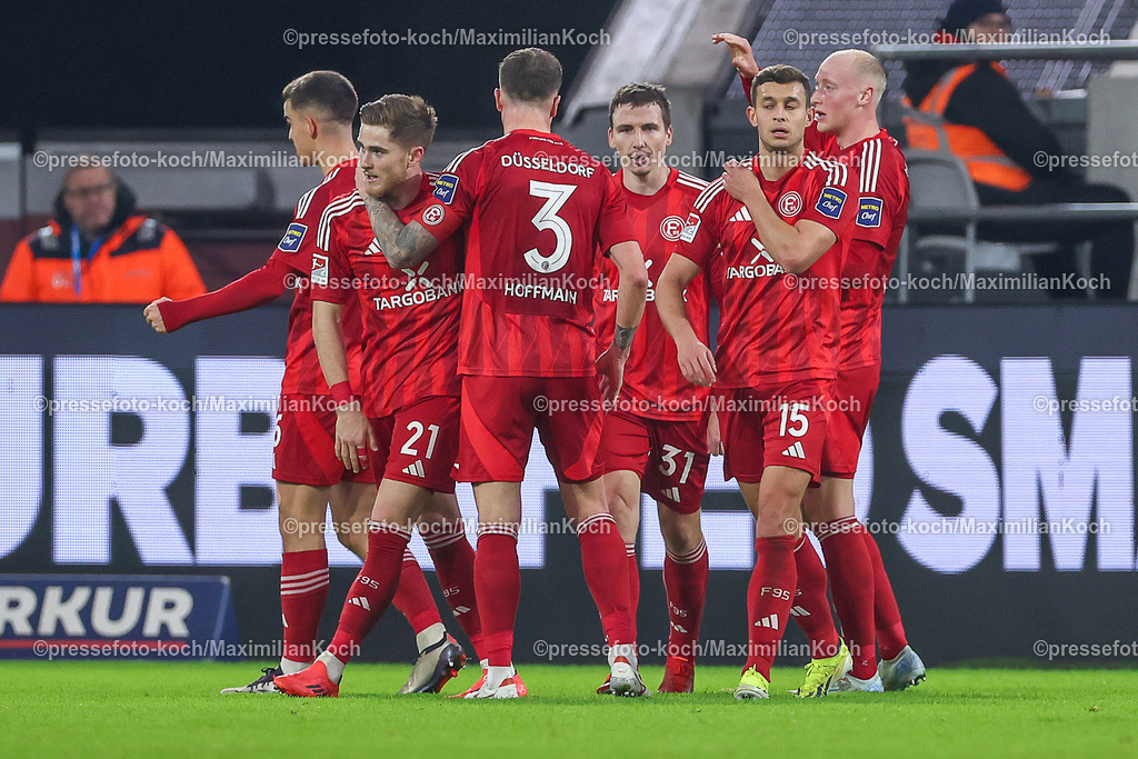 Due20122401060 | 20.12.2024, Fußball, Fortuna Düsseldorf - 1. FC Magdeburg, 2. Bundesliga, Merkur Spiel-Arena, Saison 2024 2025: Torjubel nach dem 2:1 durch Torschütze Tim Rossmann (Fortuna Düsseldorf #21)DFB regulations prohibit any use of photographs as image sequences and or quasi-video.