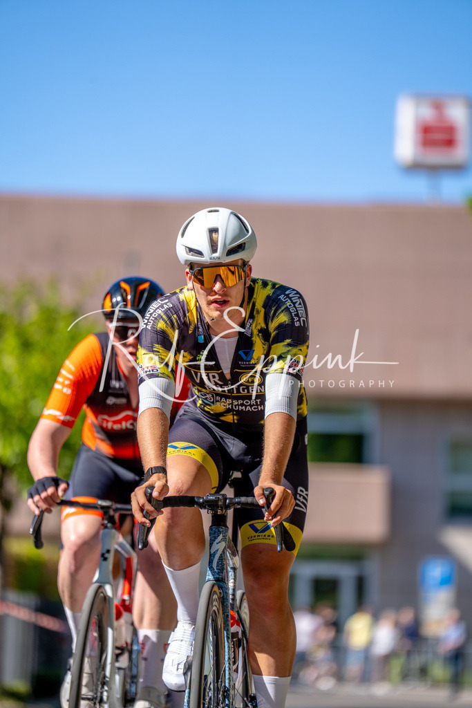 Spurt in den Mai 2026 - Großer Preis der Sparkasse Neuss | Annual one-day road cycling race "Großer Preis der Sparkasse Neuss" held in Büttgen, Germany, organized by VfR Büttgen 1912 e.V. The event features multiple races across all age categories from U11 youth to Elite men. - Realisiert mit Pictrs.com