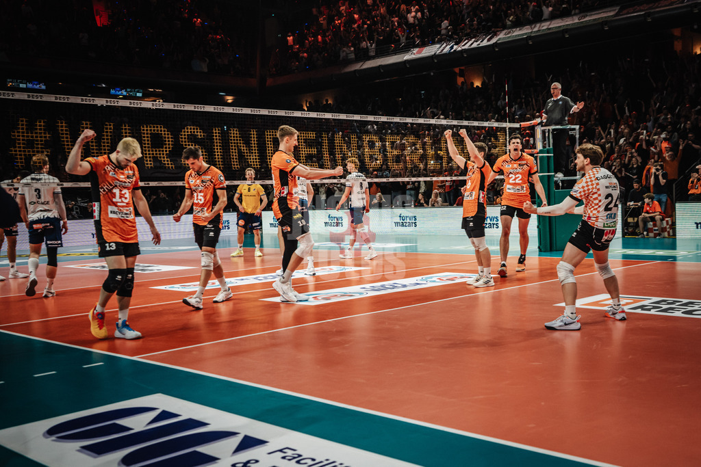 Volleyball | Herren | Saison 2024/2025 | 1. Volleyball Bundesliga Männer | Finale | BERLIN RECYCLING Volleys vs. SVG Lüneburg | 03.05.2025 | Die BR Volleys gewinnen die Deutsche Meisterschaft, Schlussjubel v.l. Ruben Schott (#13, Berlin Recycling Volleys) Moritz Reichert (#15, Berlin Recycling Volleys) Florian Krage (#18, Berlin Recycling Volleys) Johannes Tille (#6, Berlin Recycling Volleys) Jake Hanes (#22, Berlin Recycling Volleys) und Kyle Dagostino (#24, Berlin Recycling Volleys)