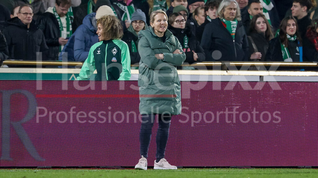 Fussball, Google Pixel Frauen-Bundesliga, SV Werder Bremen - Bayer 04 Leverkusen | Friederike Kromp (Fritzy Kromp, Trainerin, Cheftrainerin, SV Werder Bremen) ruft, brüllt, schreit, gibt Anweisungen, DIE DFB-RICHTLINIEN UNTERSAGEN JEGLICHE NUTZUNG VON FOTOS ALS SEQUENZBILDER UND/ODER VIDEOÄHNLICHE FOTOSTRECKEN. DFB REGULATIONS PROHIBIT ANY USE OF PHOTOGRAPHS AS IMAGE SEQUENCES AND/OR QUASI-VIDEO.