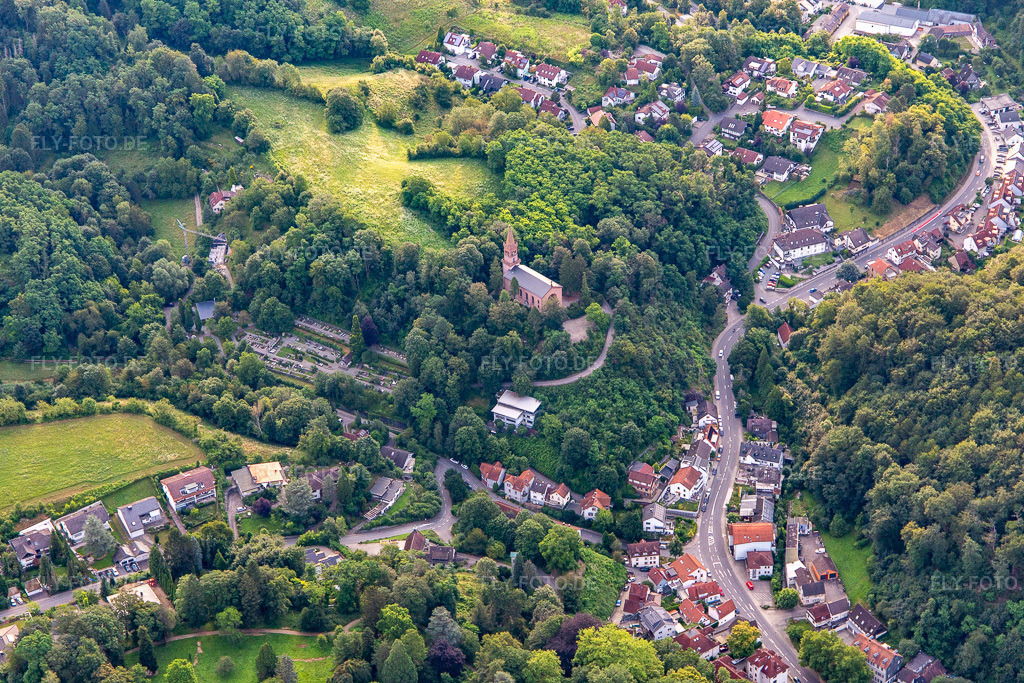 Luftbild: Marienkirche - Evangelische Kirchengemeinde Schönberg-Wilmshausen im Ortsteil Schönberg in Bensheim im Bundesland Hessen in Deutschland. – Foto: IMG_142721.jpg vom 19.07.2024 durch Werner Riehm/FLY-FOTO.de – Auflösung des Originals: 5472 x 3648 px – Überblick: Ev. Dekanat Bergstraße