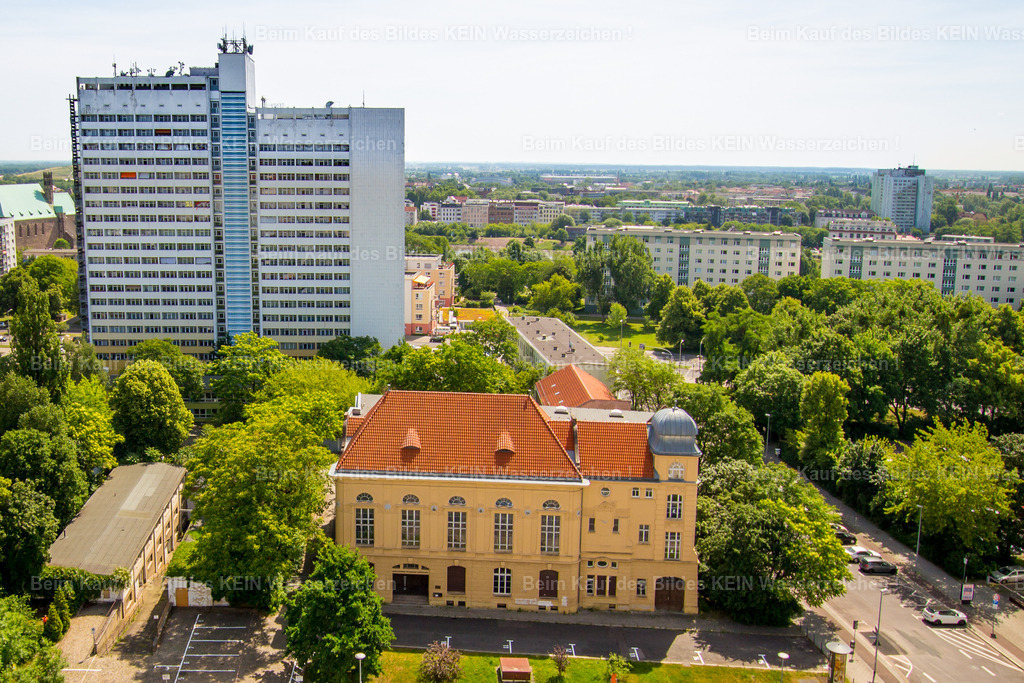 25_Magdeburg Moderne Lehmann-7900 | Das Logenhaus „Ferdinand zur Glückseligkeit“ in der Weitlingstraße zählt zu den eindrucksvollsten Jugendstilbauten Magdeburgs. Das repräsentative Gebäude wurde 1902 als Versammlungshaus der traditionsreichen Freimaurerloge errichtet. Mit seinem markanten Eckturm, den großen Rundbogenfenstern und den reich verzierten Fassaden steht es am Übergang vom Historismus zur Architektur des 20. Jahrhunderts und bildet einen wichtigen Baustein auf dem Weg zur späteren Magdeburger Moderne.Nur wenige Jahre später entwickelte sich Magdeburg unter Oberbürgermeister Hermann Beims sowie den Architekten Bruno Taut und Carl Krayl zu einer der bedeutendsten Städte des Neuen Bauens in Deutschland. Das Logenhaus entstand zwar noch vor dieser Epoche, prägt aber gemeinsam mit den modernen Wohn- und Verwaltungsbauten das architektonisch vielfältige Stadtbild der Innenstadt.Heute steht das denkmalgeschützte Gebäude als bedeutendes Kulturdenkmal für die wechselvolle Geschichte Magdeburgs. Nach der Nutzung durch die Freimaurer diente es viele Jahrzehnte als Stadtbibliothek und beherbergt heute die Handwerkskammer Magdeburg. Es verbindet auf eindrucksvolle Weise Architektur, Kultur und Stadtgeschichte und gehört zu den schönsten historischen Bauwerken der Magdeburger Innenstadt. - Realisiert mit Pictrs.com