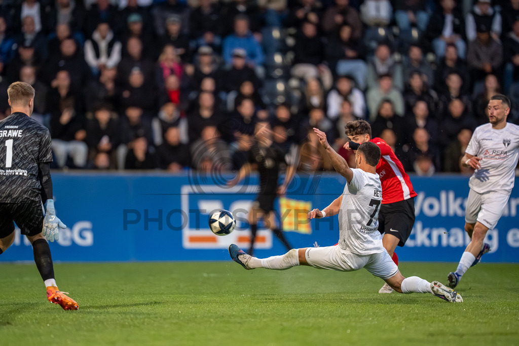 SG Sonnenhof Großaspach vs. SGV Freiberg, Fussball, Regionalliga Suedwest, 30. Spieltag, 22.04.2026 | Elias Rahn (SG Sonnenhof Großaspach, #08) erzielt das 3:0,SG Sonnenhof Großaspach vs. SGV Freiberg, Fussball, Regionalliga Suedwest, 30. Spieltag, 22.04.2026