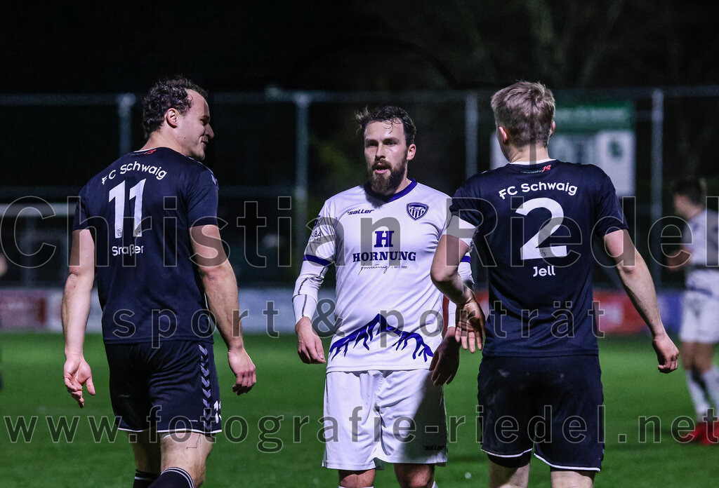2024-03-15_024_FC_Schwaig_gegen_1_FC_Garmisch-Partenkirchen | Oberding, Deutschland, 15.03.2024:
Fußball, Landesliga Südost 2023 / 2024, 25. Spieltag, FC Schwaig gegen 1. FC Garmisch-Partenkirchen, Endergebnis: 4:0

Markus Straßer (FC Schwaig, #11), Sandu Poplacean (1. FC Garmisch-Partenkirchen, #23), Tobias Jell (FC Schwaig, #2)

Foto: Christian Riedel / fotografie-riedel.net