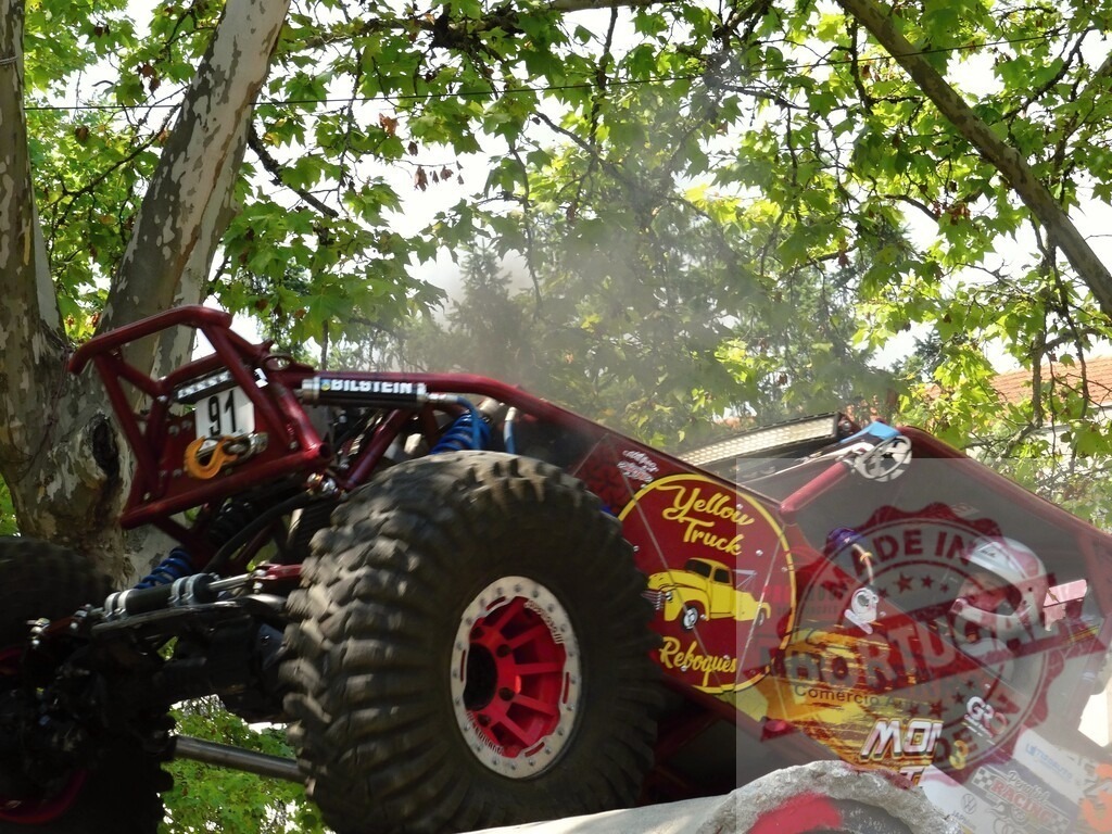 Buggy climbing a rock during an off-road competition | Pilot driving a buggy climbing a rock during an off-road competition in a forest - Realisiert mit Pictrs.com