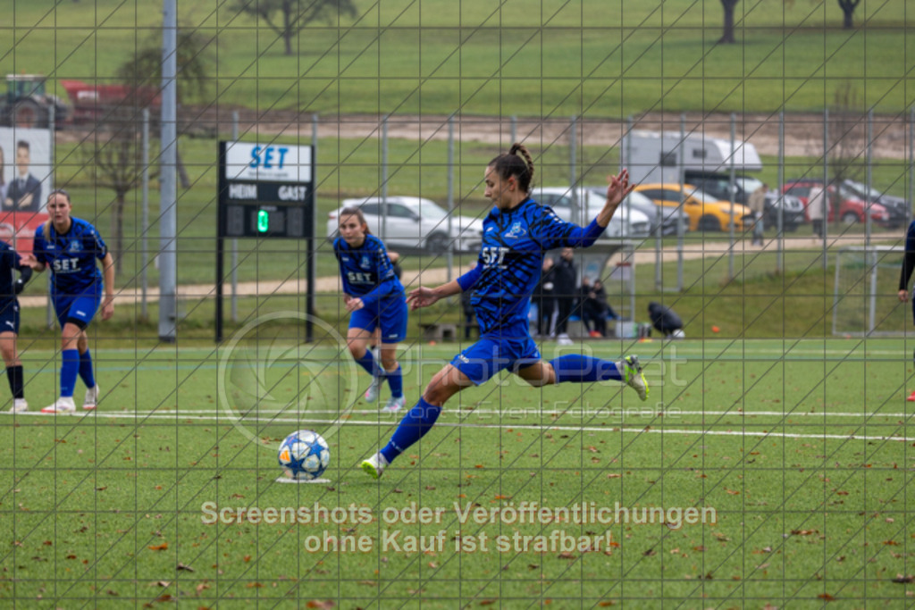 20251109_114349_0352 | Madleen Beran (TSV Eschenbach #10) beim Strafstoss,TSV Eschenbach (blau) vs. ASV Eislingen (dunkelblau), Fussball, Frauen-Quali Bezirksliga - Bezirk Neckar/Fils, 08. Spieltag, Saison 2025/2026, Kunstrasenplatz, Schlater Straße, 73107 Eschenbach, 09.11.2025 - 11:00 Uhr,Foto: PhotoPeet-Sportfotografie/Peter Harich