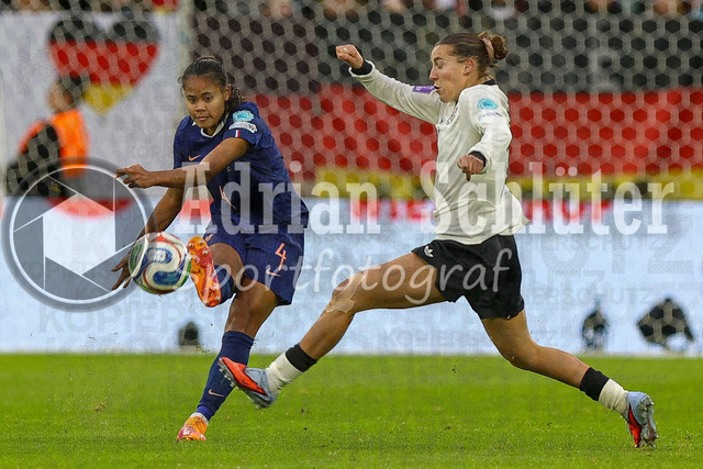 Deutschland vs Frankreich - Halbfinale - UEFA Women's Nations League | Düsseldorf, Deutschland, 24.10.25:   Alice Sombath ( Frankreich ) und Carlotta Wamser ( Deutschland ) im Kampf um den Ball waehrend des Halbfinals der UEFA Women's Nations League zwischen Deutschland vs Frankreich in der Merkur-Spiel-Arena(Foto von Brauer-Fotoagentur / Adrian Schlueter)