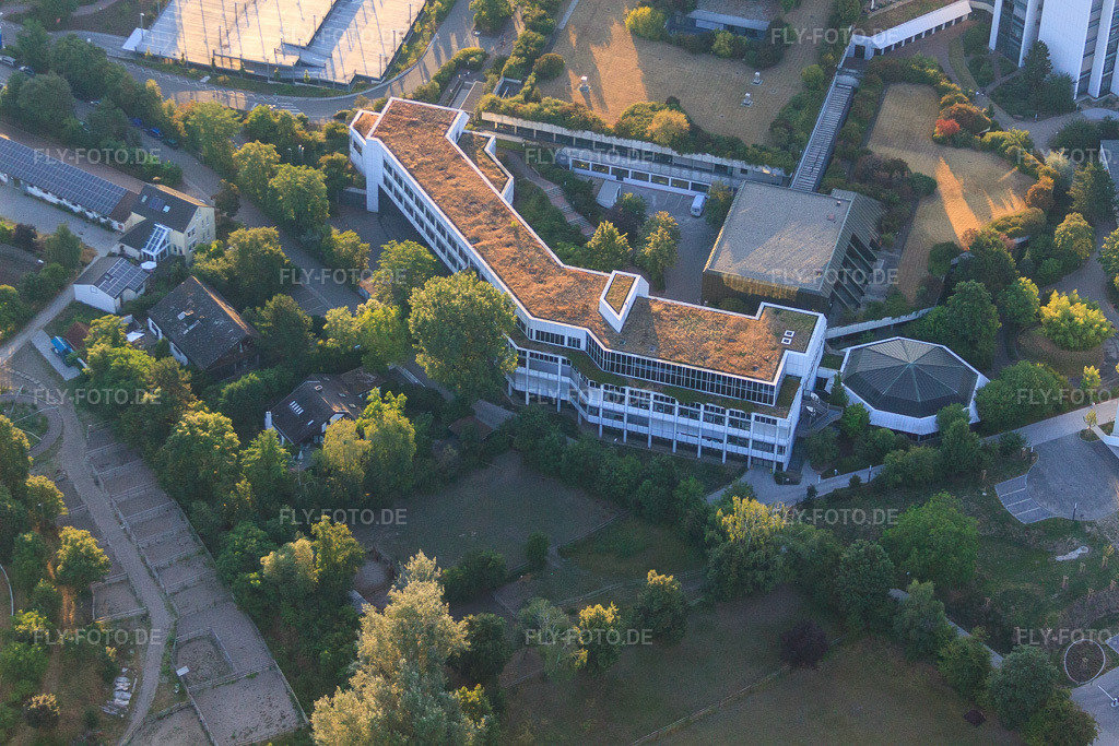 Luftbild: BG Klinik Ludwigshafen von Süden bei Sonnenaufgang im Ortsteil Oggersheim in Ludwigshafen im Bundesland Rheinland-Pfalz in Deutschland. Foto: IMG_69441.jpg vom 04.07.2014 durch Werner Riehm/FLY-FOTO.deAuflösung des Originals: 4752 x 3168 pxLinkedin