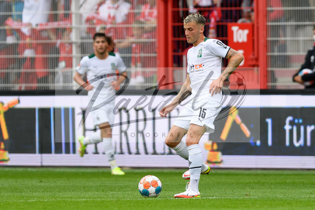 FCUBMG20210829_158 | Fussball, Herren: Jordan Beyer (Borussia Moenchengladbach) in Aktion, am Ball, Einzelaktion beim Spiel der 1. Bundesliga zwischen 1. FC Union Berlin und Borussia Moenchengladbach im Stadion An der Alten Foersterei am 29.08.2021 in Berlin, Deutschland. - Realisiert mit Pictrs.com