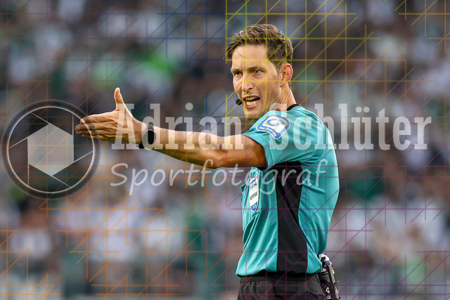 Borussia Mönchengladbach vs SV Werder Bremen - Bundesliga  | Mönchengladbach, Deutschland, 14.09.25:   Schiedsrichter Dr. Matthias Jöllenbeck gestikuliert, Gestik waehrend des Spiels der Bundesliga zwischen Borussia Mönchengladbach vs SV Werder Bremen im Stadion im Borussia Park(Foto von Brauer-Fotoagentur / Adrian Schlueter)