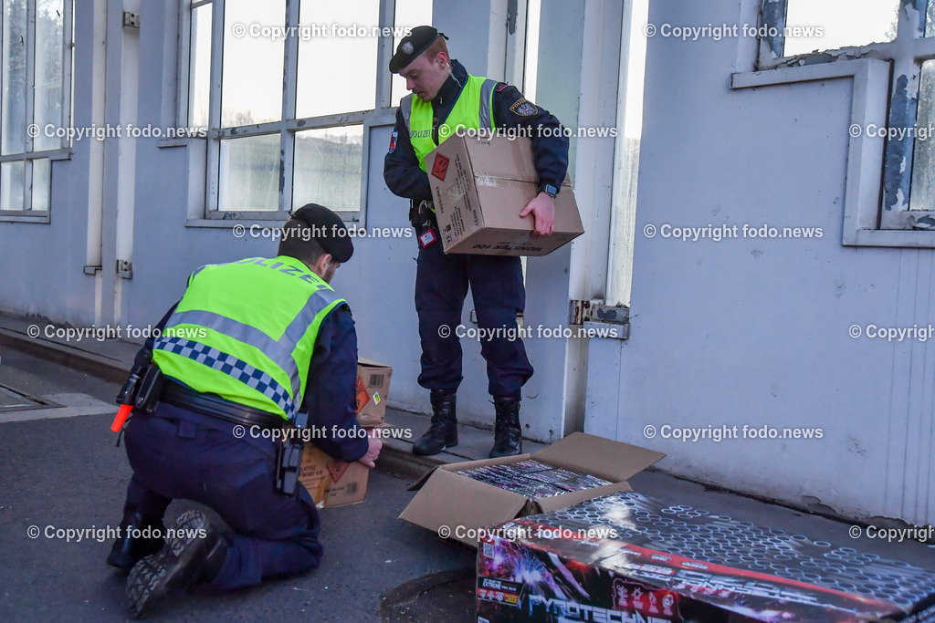 Polizei_ Kontrolle_ Feuerwerk_ 28.12.2022-43 | 28.12.2022, Weigetschlag Grenzuebergang, AUT, Polizei, Grenzkontrolle illegale Feuerwerkskoerper, im Bild Polizei, Kontrolle, Feuerwerk, Knallkoerper, Boeller