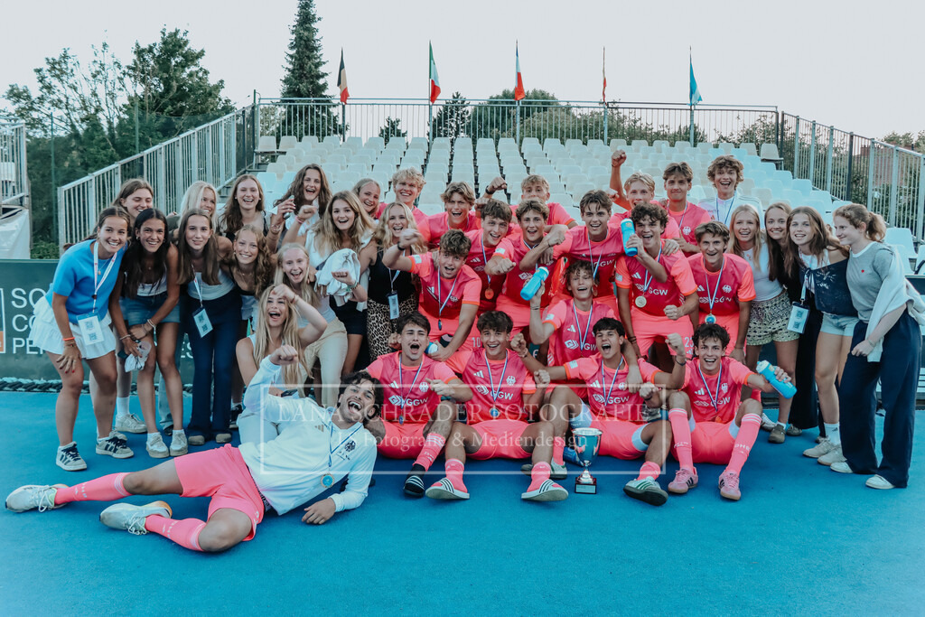 EM_MU18_F_GER-BEL_Lille_bearbeitet_Pokalbilder (127 von 137) | lanaschraderfotografie - Realisiert mit Pictrs.com