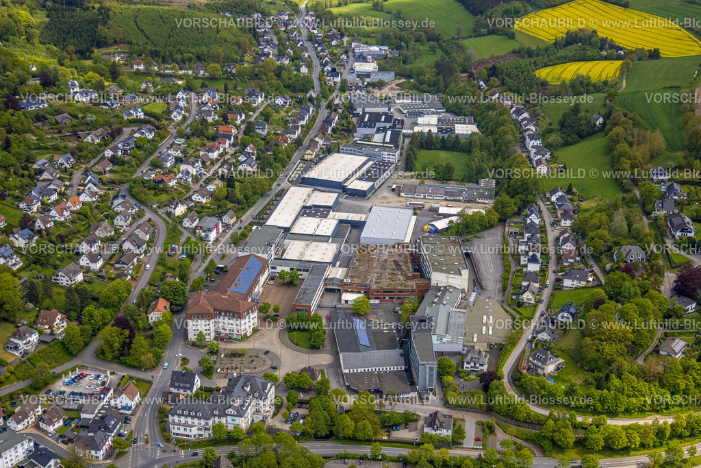 Sundern230504825 | Luftbild, Rathaus und Rathausplatz, Hubertushalle, Hotel Sunderland, Gewerbegebiet Talweg, Sundern, Sauerland, Nordrhein-Westfalen, Deutschland