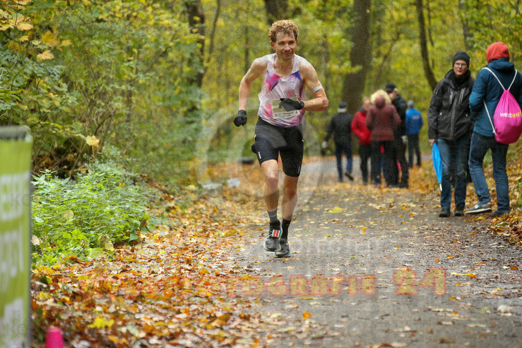 251026_1156_EX1_9782 | Sportfotografie im Rhein-Sieg Kreis, Köln, Bonn, NRW, Rheinland Pfalz, Hessen, etc. Unser Tätigkeitsfeld umfasst den Laufsport vom Volkslauf über den Marathon, Duathlon, Triathon bis zum Ultralauf wie Kölnpfad Ultra oder Schindertrail.
