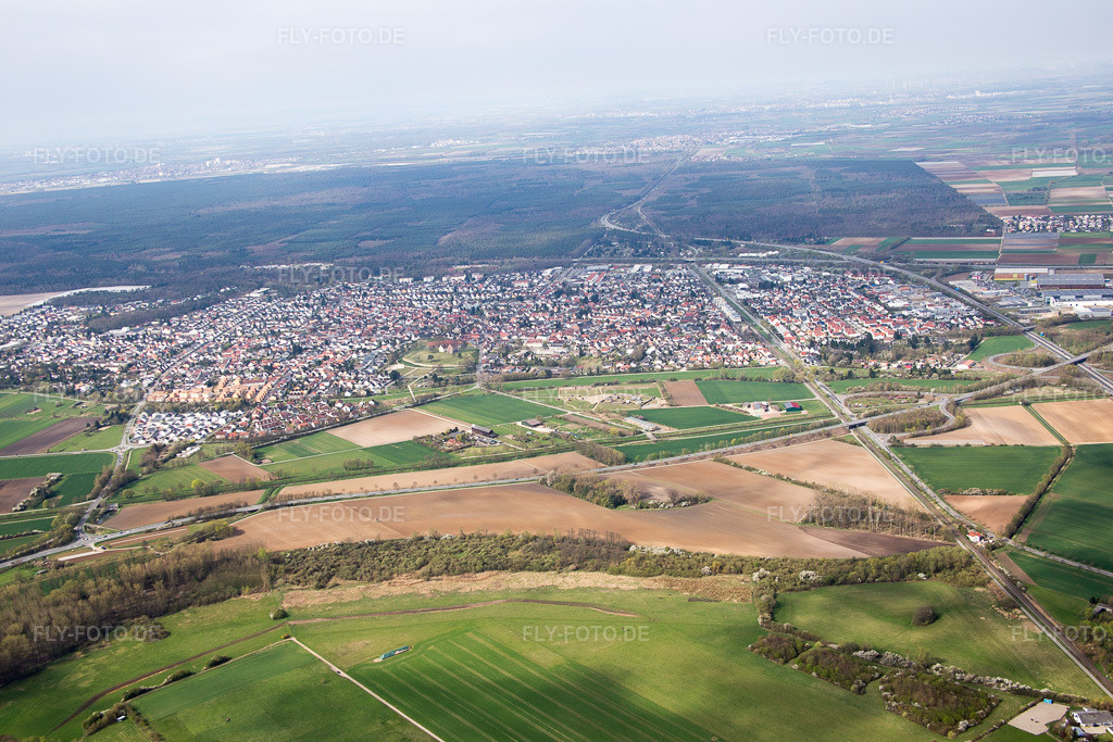Luftbild: Ortsansicht der Straßen und Häuser der Wohngebiete in Lorsch im Bundesland Hessen in Deutschland. Foto: IMG_077058.jpg vom 12.04.2015 durch Werner Riehm/FLY-FOTO.de