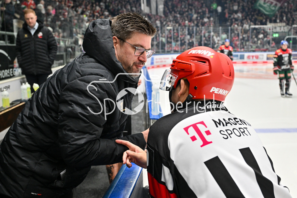 Augsburger Panther - Nürnberg Ice Tigers | im gespreach Jochen HECHT CO-Trainer Nürnberg Ice Tigers und Hauptschiedsrichter Martin FRANO / DEL: Augsburger Panther - Nuernberg Ice Tigers, Curt Frenzel Stadion am 03.01.2025