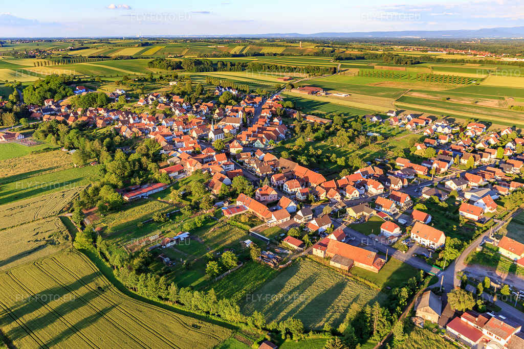 Vue aérienne: Vue de la ville depuis l'ouest à Buhl dans le département Bas Rhin, France.Photo: IMG_115525.jpg prise le 16/06/2019 par Werner Riehm/FLY-FOTO.euRésolution de l'original: 5287 x 3525 px