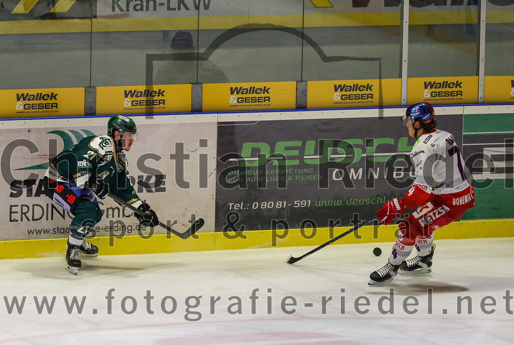 2026-01-18_074_TSV_Erding_gegen_Selber_Woelfe | Erding, Deutschland, 18.01.2026:Eishockey, Oberliga Süd 2025 / 2026, 38. Spieltag, TSV Erding gegen Selber Wölfe, Endergebnis: 2:3 n.V.Erik Modlmayr (Erding Gladiators, #21), Moritz Raab (Selber Wölfe, #74)Foto: Christian Riedel / fotografie-riedel.net