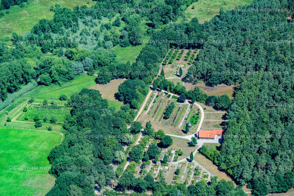 Harsefeld_Friedhof_Ehrenberg_ELS_2949020822 | HARSEFELD 02.08.2022 Grabreihen auf dem Gelände des Friedhofes " Ehrenberg " in Harsefeld im Bundesland Niedersachsen, Deutschland. // Grave rows on the grounds of the cemetery " Ehrenberg " in Harsefeld in the state Lower Saxony, Germany. Foto: Martin Elsen