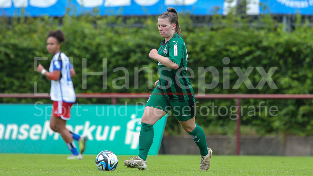 Fussball, 2. Frauen-Bundesliga, Hamburger SV - Borussia Möchengladbach | v.li.: Chiara Rösener (Borussia Mönchengladbach, 16) am Ball, Einzelbild, Ganzkörper, Aktion, Action, Spielszene, DIE DFB-RICHTLINIEN UNTERSAGEN JEGLICHE NUTZUNG VON FOTOS ALS SEQUENZBILDER UND/ODER VIDEOÄHNLICHE FOTOSTRECKEN. DFB REGULATIONS PROHIBIT ANY USE OF PHOTOGRAPHS AS IMAGE SEQUENCES AND/OR QUASI-VIDEO.