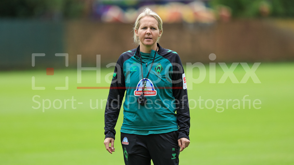 Fussball, Google Pixel Frauen-Bundesliga, Trainingsauftakt SV Werder Bremen | Friederike Kromp (Fritzy Kromp, Trainerin, Cheftrainerin, SV Werder Bremen) Portrait, Nahaufnahme, Einzelfoto, Einzelbild