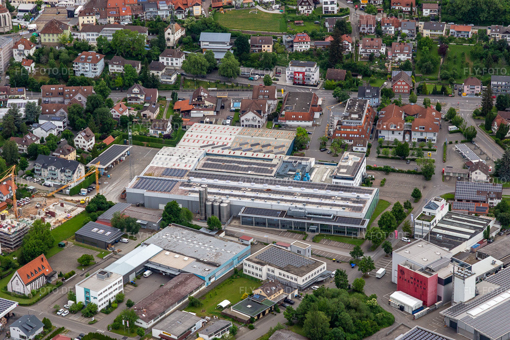 Luftbild: Alpla im Ortsteil Möggenweiler in Markdorf im Bundesland Baden-Württemberg in Deutschland. – Foto: IMG_131999.jpg vom 26.05.2022 durch Werner Riehm/FLY-FOTO.de – Auflösung des Originals: 5472 x 3648 px – Global Plastic Packaging Solutions for a Sustainable Future