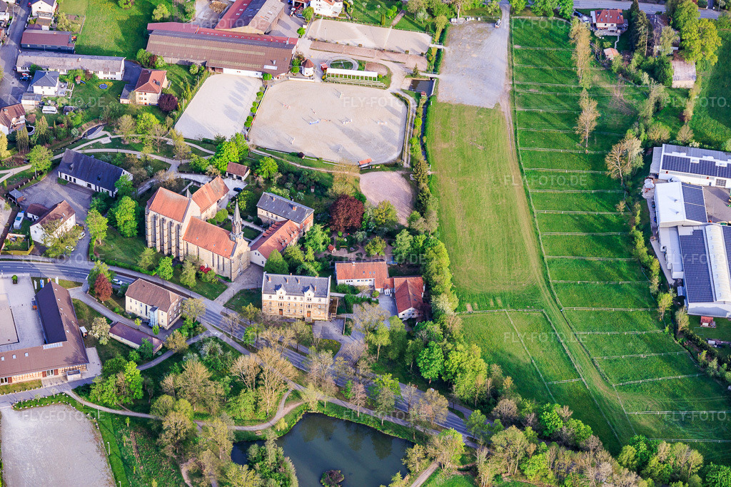 Luftbild: Klosterkirche Sonnefeld am ehemaligen Kloster der Zisterzienserinnen und Reitsportgemeinschaft Sonnefeld Frankenhof e.V. in Sonnefeld im Bundesland Bayern in Deutschland.Foto: IMG_155927.jpg vom 02.05.2026 durch Werner Riehm/FLY-FOTO.deAuflösung des Originals: 6000 x 4000 pxMustergemeinde St. AndreasRSG Frankenhof Sonnefeld –  der RSG Frankenhof Sonnefeld