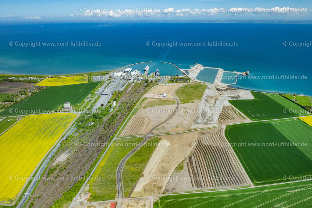 Fehmarn_Fährhafen_Puttgarden_Baustelle_Tunnelbau_ELS_4759150522 | FEHMARN 15.05.2022 Hafenanlagen des Fährhafens und Baustelle des Baus des Fehmarnbelt-Tunnels in Puttgarden auf Fehmarn im Bundesland Schleswig-Holstein, Deutschland. Weiterführende Informationen bei: DB Netz AG,  Deutsche Bahn AG,  Femern A/S,  Landesbetrieb für Küstenschutz, Nationalpark und Meeresschutz Schleswig-Holstein (LKN.SH). // Port facilities of the ferry port and construction site for the construction of the Fehmarnbelt Tunnel in Puttgarden on Fehmarn in the state Schleswig-Holstein, Germany. Further information at: DB Netz AG,  Deutsche Bahn AG,  Femern A/S,  Landesbetrieb fuer Kuestenschutz, Nationalpark und Meeresschutz Schleswig-Holstein (LKN.SH). Foto: Martin Elsen