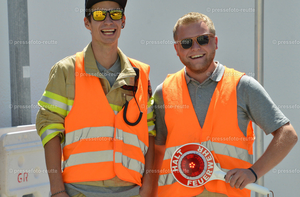 news-2022-Juli17-Musikumzug-Reutte--WTV_3536-Sicherheitsteam | Info aus dem Bezirk Reutte/Ausserfern Tirol sowie eine umfangreiche Bilddatenbank über die gesamte Region: Lechtal, Talkessel Reutte, Tannheimertal, Zwischentoren. Lech, Plansee, Zugspitze, Grenztunnel, B179, Fernpassstraße, Verkehr, Lawinen, Tradition, - Realisiert mit Pictrs.com