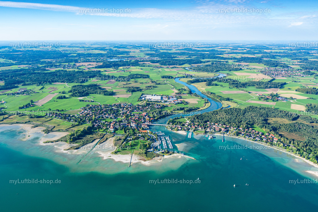 luftbild-seebruck-alzbrücke-bruno-kapeller-8 | Weiter Blick über Seebruck am Nordufer des Chiemsees: Die Alz verlässt den See und schlängelt sich durch den Chiemgau bis zum Horizont. Aufgenommen am 25.09.2026. | Copyright: © Bruno Kapeller - Realisiert mit Pictrs.com