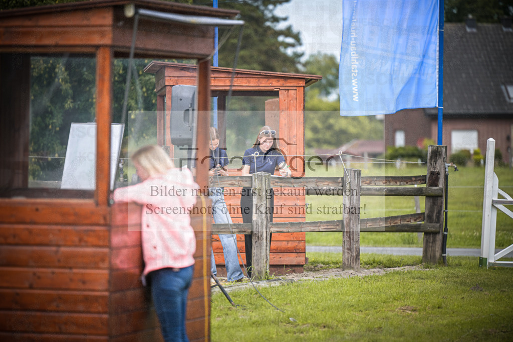 DOS_9660 | Entdecke hochwertige Reitturnierfotos von Foto Oger. Professionell, emotional und authentisch – jetzt Lieblingsmomente im Shop bestellen.Deutschlandweite Turnierfotografie. - Realisiert mit Pictrs.com