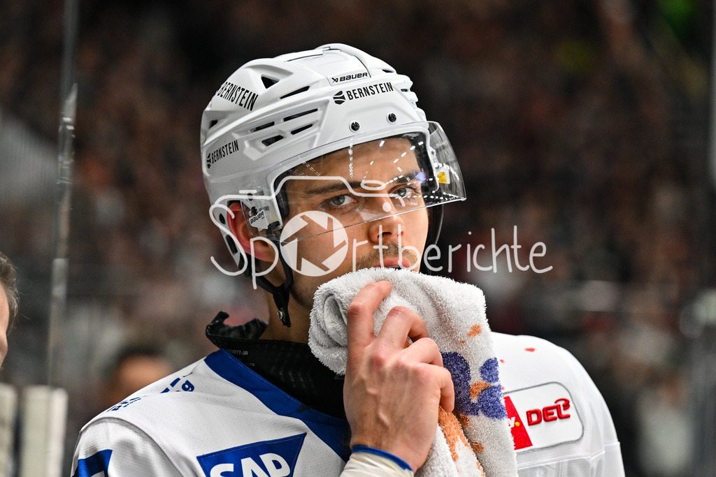 Augsburger Panther - Adler Mannheim | AUGSBURG, GERMANY - 28. DECEMBER: im Bild der verletzte Nicolas MATTINEN (Adler Mannheim 52) / Einzelfoto / Freisteller / Blut / Wunde während dem Match zwischen den Augsburger Panthern und den Adler Mannehim am 33. Spieltag der Penny DEL im Curt Frenzel Stadion