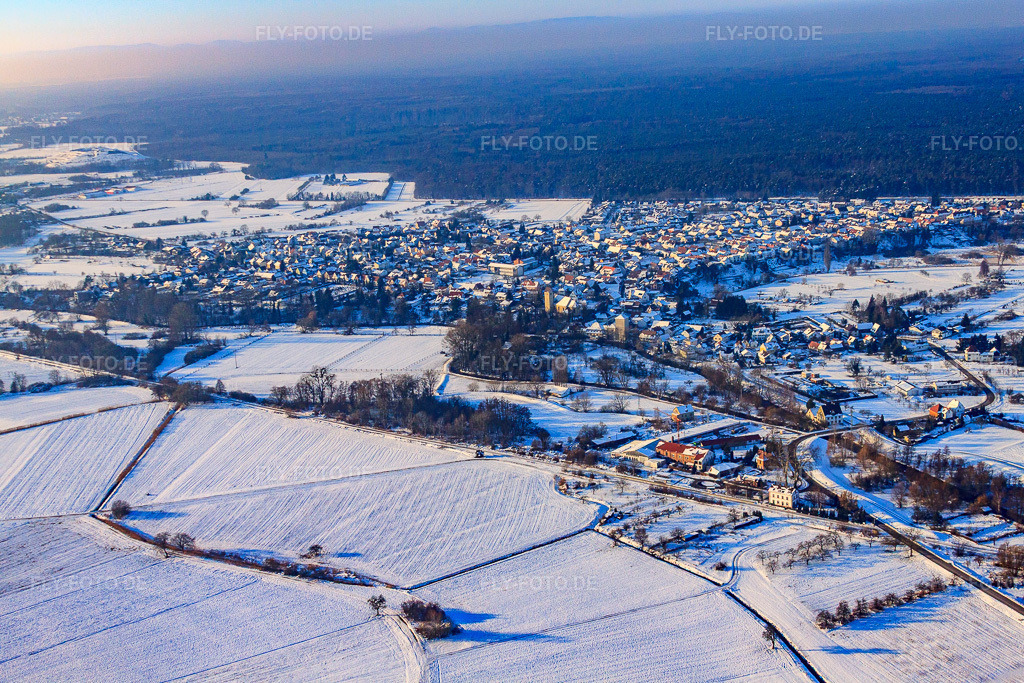 Luftbild: Dorfansicht bei Schnee im Winter aus Osten in Berg im Bundesland Rheinland-Pfalz in Deutschland. Foto: IMG_36568.jpg vom 05.01.2011 durch Werner Riehm/FLY-FOTO.de